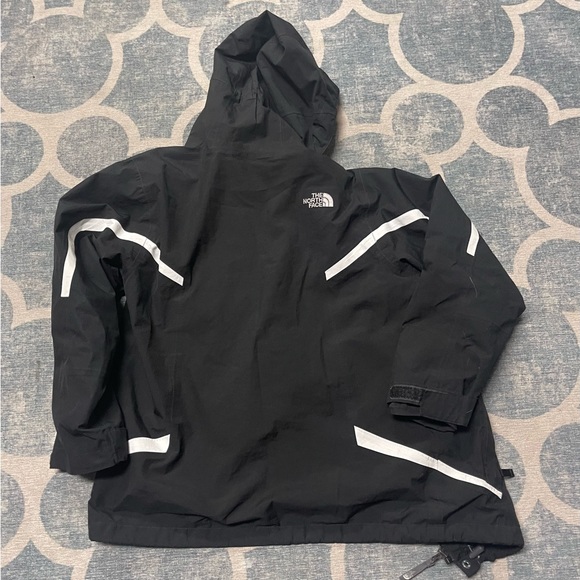 The North Face youth ski jacket - Picture 7 of 9